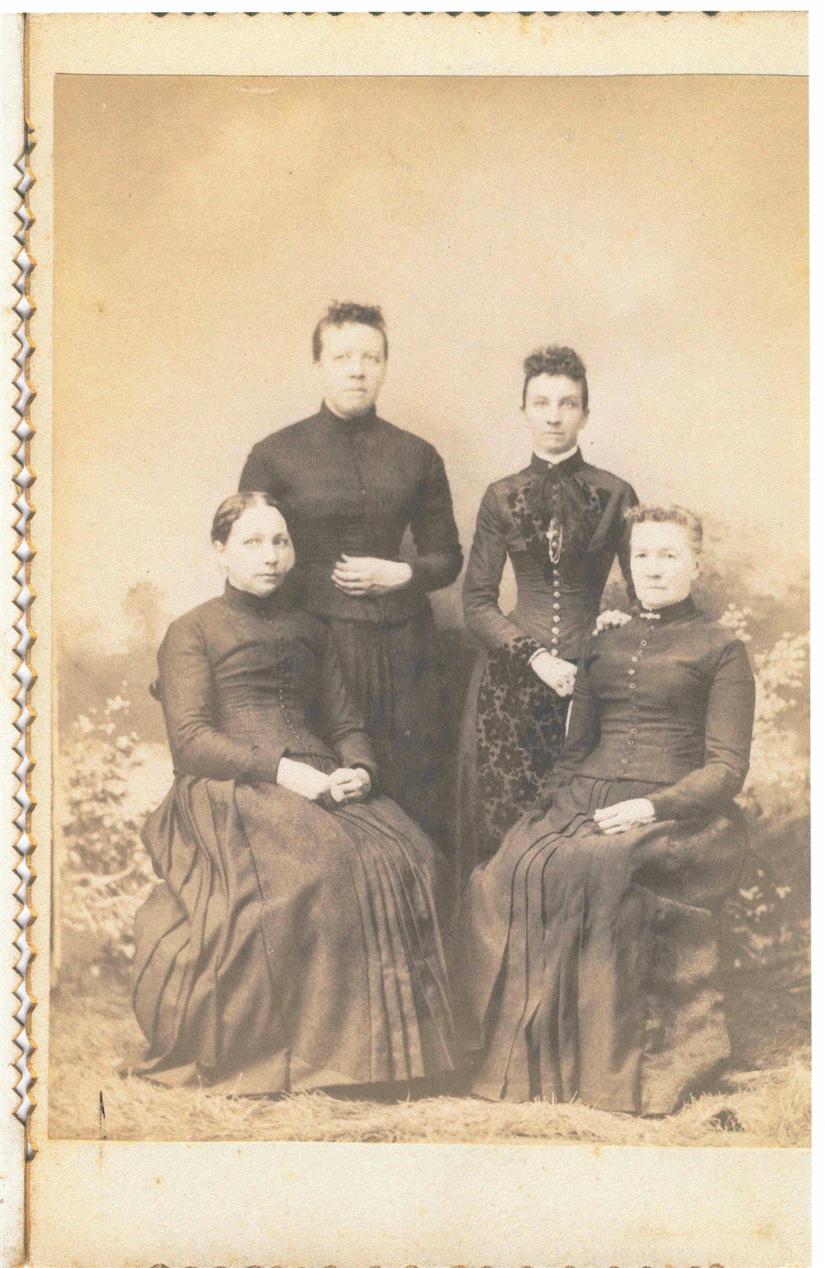Le Viness daughters and their mother
